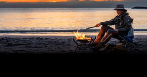 無人の浜でひとり、焚き火台を使う。