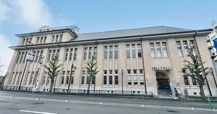歴史的建築物も地元食も味わえる！ 鴨川のほとりのランドマーク的ご当地スーパー「フレスコ河原町丸太町店」（京都府京都市）
