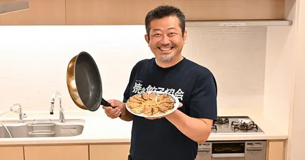 冷凍餃子のパリッとおいしい焼き方をプロが伝授! 羽根つきも簡単に焼くコツとは|小野寺力おすすめ! 全国お取り寄せ餃子道楽①