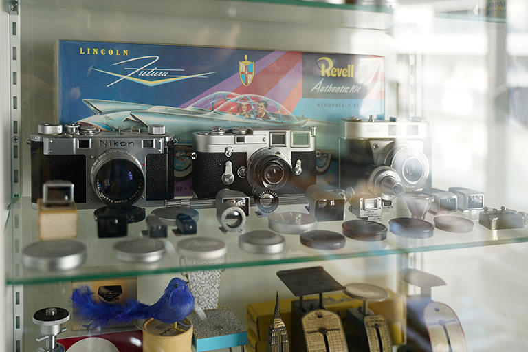 アトリエにはカメラのコレクションも飾られている