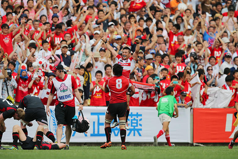 2013年、秩父宮ラグビー場で行われた対ウェールズ代表戦で、日本代表は歴史的な勝利をあげる。中央が主将としてチームを引っ張った廣瀬さん。写真(c)長岡洋幸
