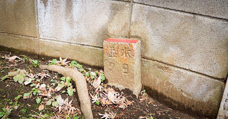 岡本隧道のそばに、水道用地の敷地境界を示す境界石があった。渋谷町水道の時代のものらしく、「渋水」と彫られている。