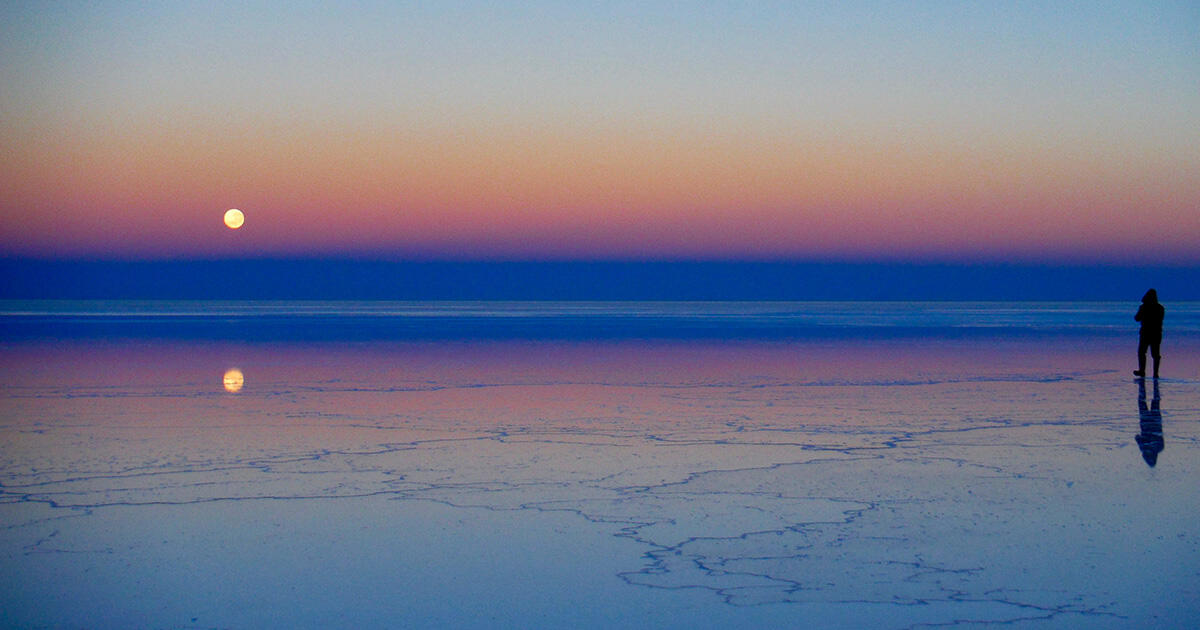 ウユニ塩湖――アンデスの高地で空と大地が交わる「天空の鏡」
