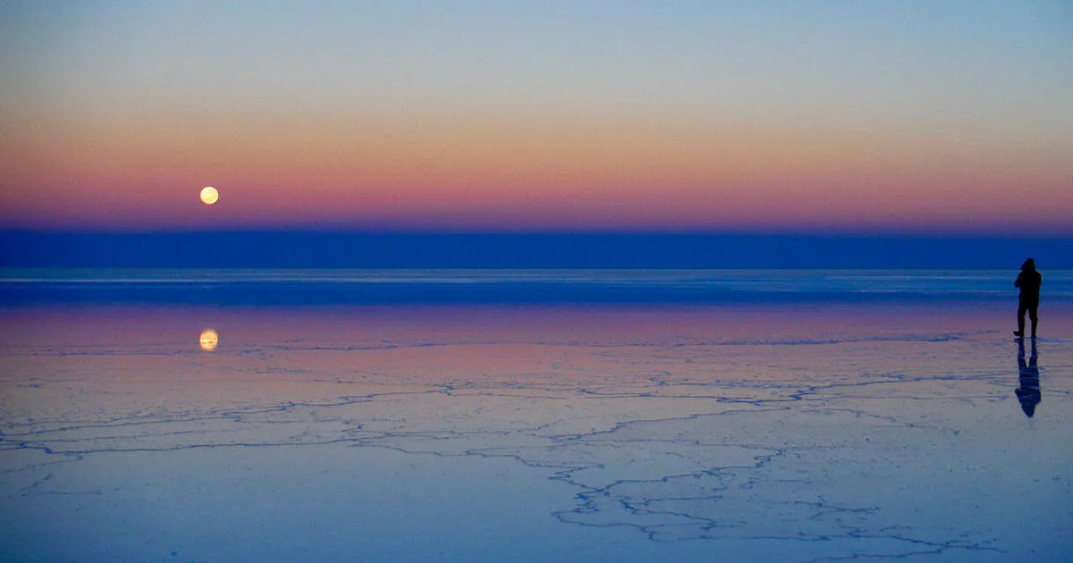 ウユニ塩湖――アンデスの高地で空と大地が交わる「天空の鏡」