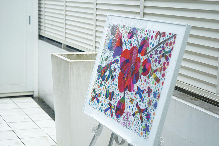 Keiko Yamadaさんの作品。福島さんのオフィスの中庭に置いて、雨に濡れても問題ないかをチェック中