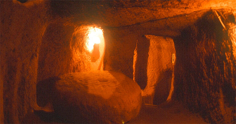 カイマクルの地下都市。大きな岩は、敵が地下に入ってきた時に通路を塞ぐ目的で使われた
