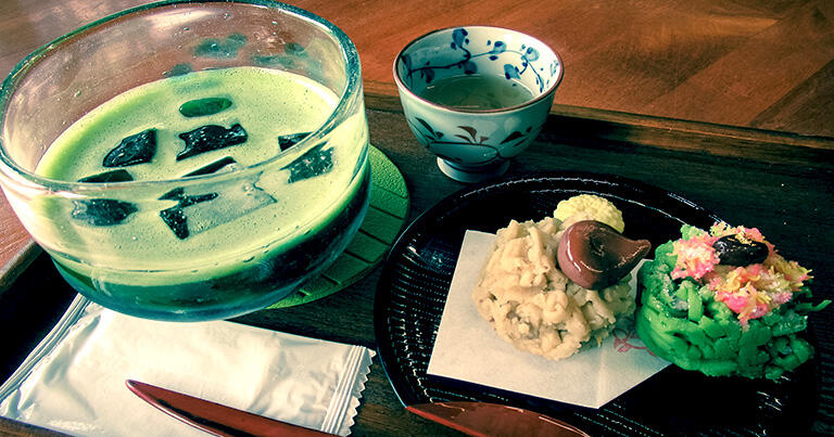 松江の和菓子とアイス抹茶。日本では江戸時代に、お茶と共に和菓子が各地で発展した
