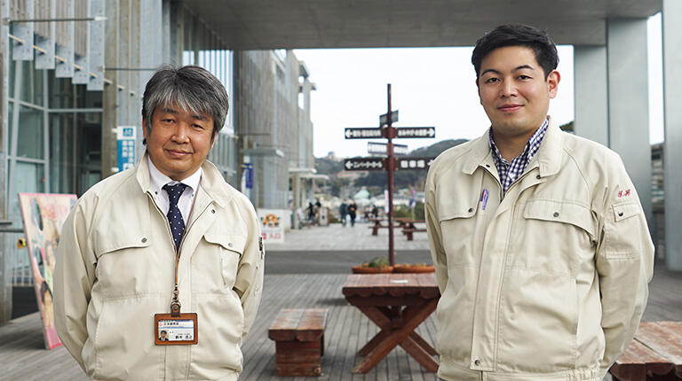 下田市産業振興課の鈴木浩之さん（左）と樋口有二さん
