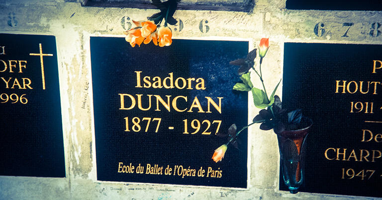 パリのペール=ラシェーズ墓地にあるイサドラ・ダンカンの簡素な墓。墓石には「パリ・オベラ座バレエ学校」の文字が刻まれている