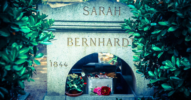 ベル・エポックの時代を代表する女優サラ・ベルナール（1844-1923）の墓も、ペール=ラシェーズ墓地にある。イサドラのパリでの正式デビューの場は、1903年のサラ・ベルナール座だった