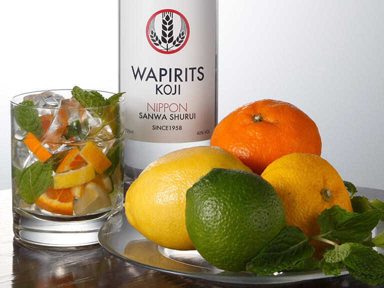 「WAPIRITS TUMUGI」には麹の風味を活かすために厳選した5種類のボタニカル（みかん、レモン、柚子（ゆず）、かぼす、ミント）が使われている