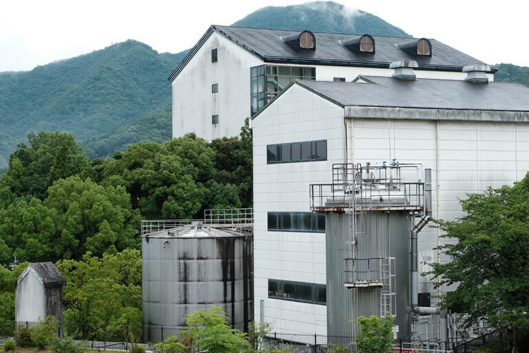 大分県宇佐市に居を構える三和酒類の焼酎工場。「いいちこ」「TUMUGI」などを製造。同社の研究所も併設されている