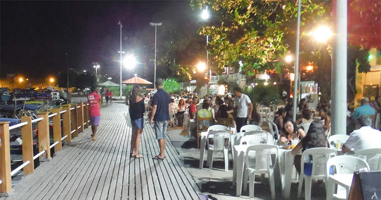 夜になると、バヘリーニャスの川沿いのレストランには人が集まってくる