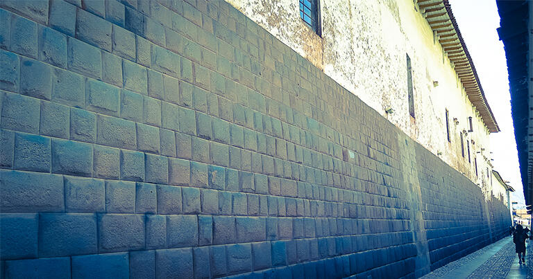 インカ時代の石組みが残るクスコのロレト通り