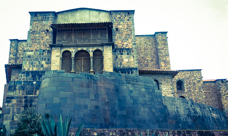 サント・ドミンゴ教会の裏側。インカ時代の土台部分とスペイン領時代の教会の部分がくっきり分かれている