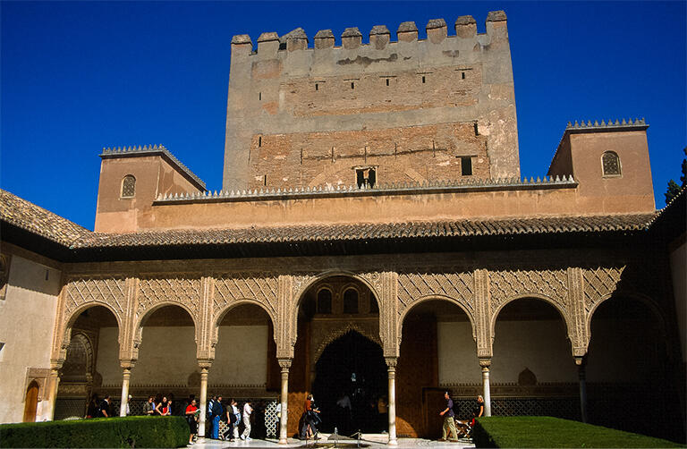 パティオ（中庭）から見たコマレス宮。塔の部分は、中に入ると高い天井になっているのが分かる