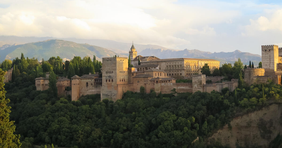 ヨーロッパの中のアラブ。イスラム建築の傑作、グラナダのアルハンブラ宮殿（スペイン）