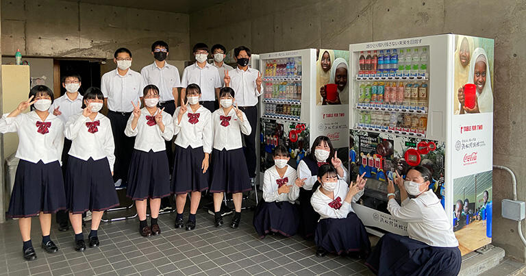 売上の一部を開発途上国の子どもたちの学校給食支援に役立てる寄付型自販機の設置