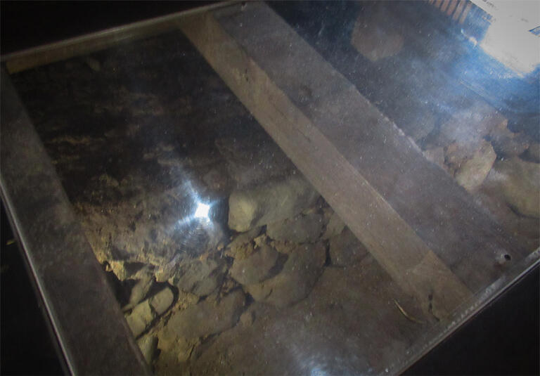 白川郷・荻町の神田家では、床の一部の板が外されて焔硝を作っていた床下が見られるようになっている