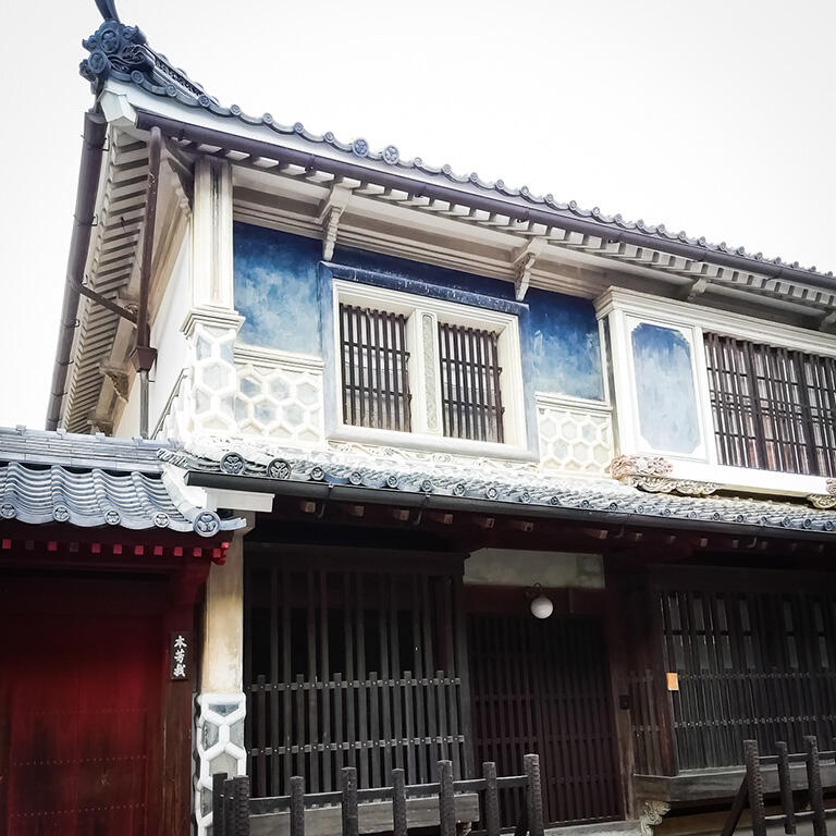 内子町の木蝋生産の礎（いしずえ）を築いた本芳我家（ほんはがけ）の住宅。亀甲型のなまこ壁が美しい