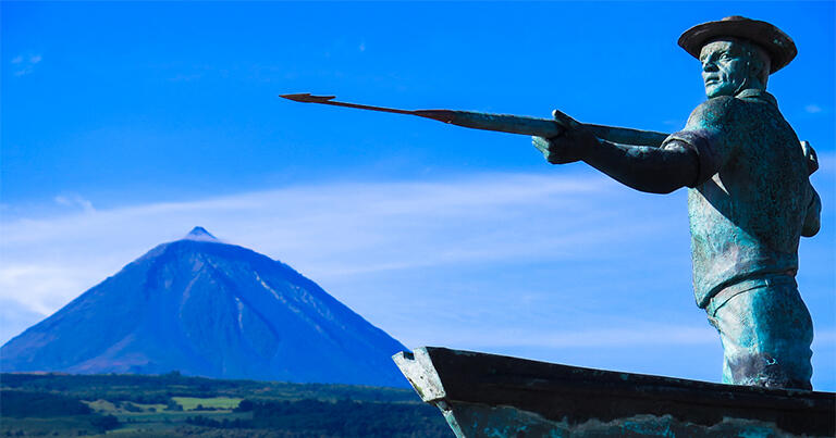 ポルトガル最高峰のピコ山。手前は捕鯨博物館の銅像