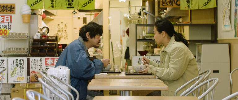 「鈴木さん」のワンシーンよしこと鈴木さんが、食堂でうどんを食べる