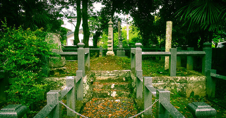 願成就院にある時政の墓と伝えられている供養塔