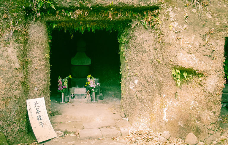 寿福寺裏のやぐらにある北条政子の墓（供養塔）
