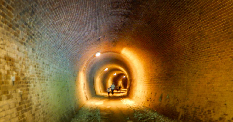 第6号トンネルの内部。坑内は照明がついており、びっしりと積み上げられたレンガの様子がよく見える