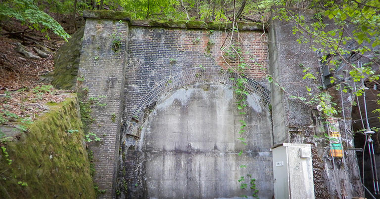 旧線のトンネル跡。坑口を塞ぐコンクリートにはよく見ると日付が刻印されている