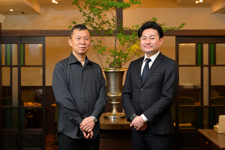 向かって左が総料理長の井熊良仁さん、右が代表取締役の風間塁さん。出前専門店「海苔弁いちのや 乃木坂」に併設された「乃木坂カフェ」にて