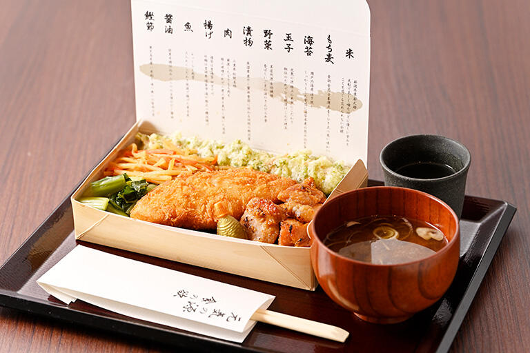 「乃木坂カフェ」では、みそ汁とお茶が付いた定食スタイルで「海苔弁」を味わえる
