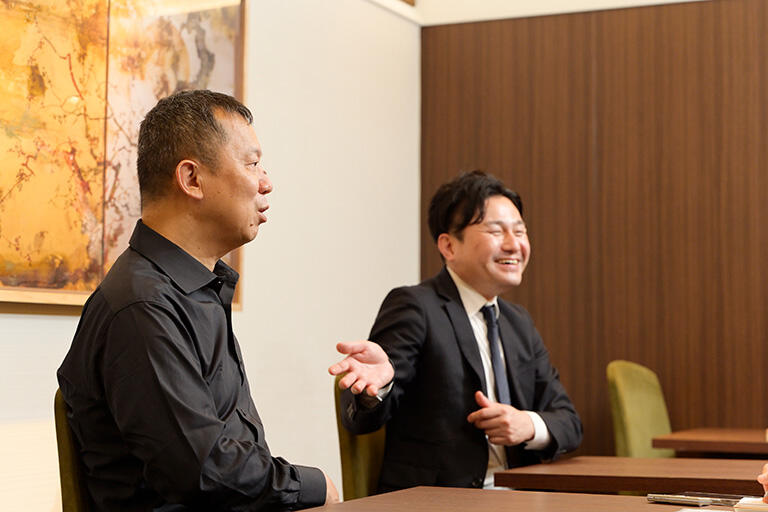左が総料理長の井熊良仁さん、右が代表取締役の風間塁さん