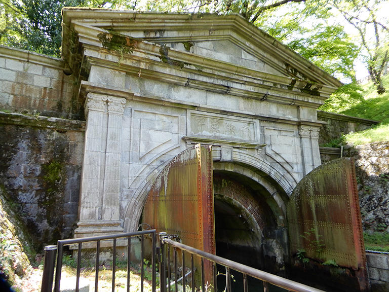 第1トンネルの東側坑口には、1896（明治29）年の琵琶湖大水害の後、洪水が京都へ押し寄せるのを防ぐために鉄扉がはめ込まれた