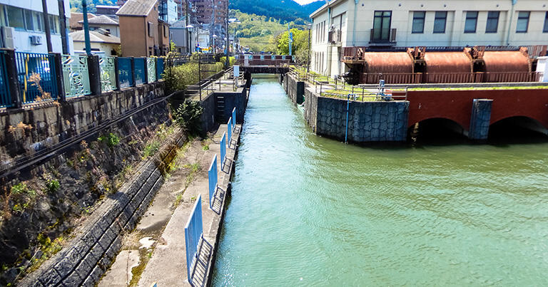 第1疏水のスタート地点。右側の建物は、1953年につくられた揚水機（ようすいき）場で、琵琶湖の水位が下がったときにポンプで水を汲み上げて疏水へ流すための施設だ