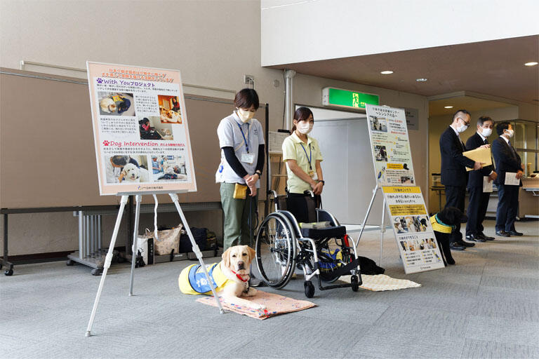 ホールのロビーでは、日本介助犬協会の取り組みに関するポスターを展示。介助犬と触れ合うこともできる
