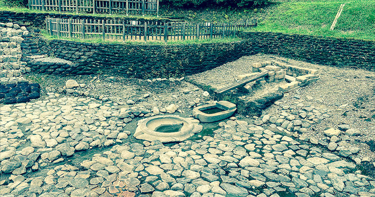 2000年と最近になって発掘された亀形石造物。天皇が祭祀を行っていたという湧水施設だ