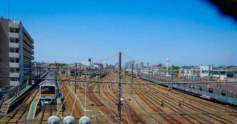 太宰のお気に入りだったという三鷹跨線人道橋の上からの眺め。画面奥が西方向。左側に電車庫がある