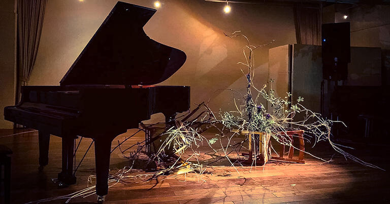 即興のピアノと花の世界