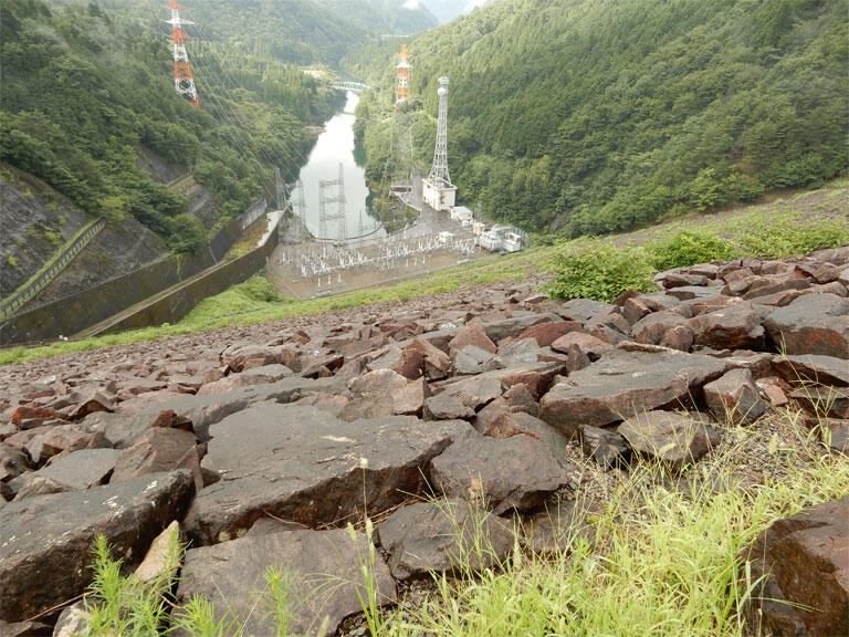 ロックフィルダムの岩屋ダム（岐阜県）。堤体（ダム本体）の上から見下ろすと、岩がびっしりと敷き詰められているのが見える
