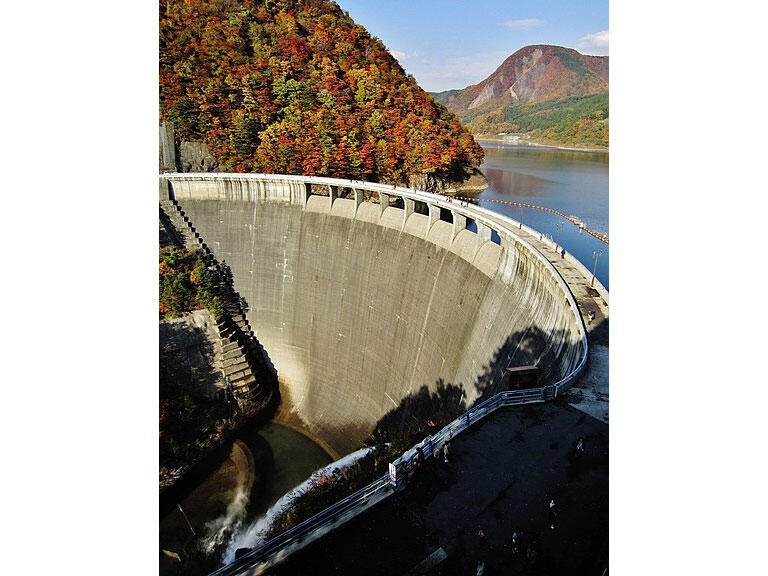アーチ式コンクリートダムの鳴子ダム（宮城県）（出典：Qurren, CC BY-SA 3.0, , via Wikimedia Commons）