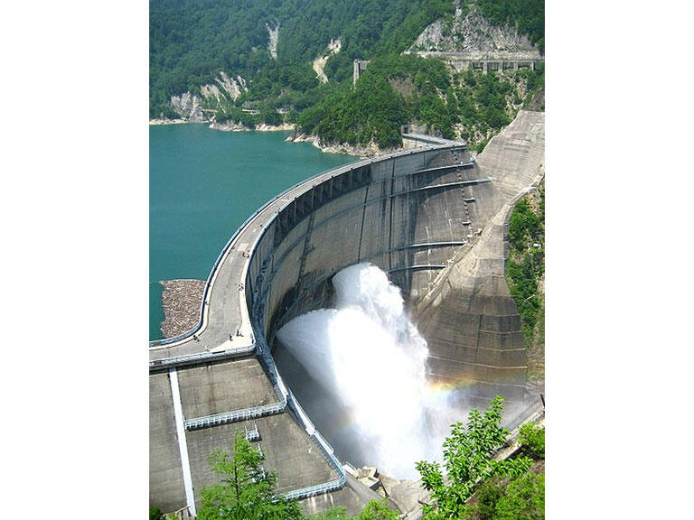 中央がアーチ式、両側が重力式の形式をとる黒部ダム（富山県）（出典：Qurren, CC BY-SA 3.0, , via Wikimedia Commons）