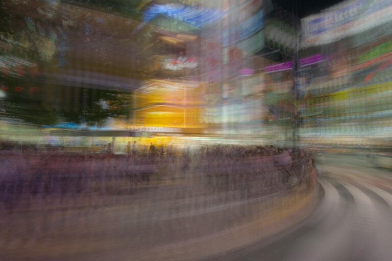 走行中のバスから渋谷のスクランブル交差点を撮ったカットです。Live Photosの長時間露光で動きのあるカットに仕上げてみました。ちょっとユニークな写真になったと思います