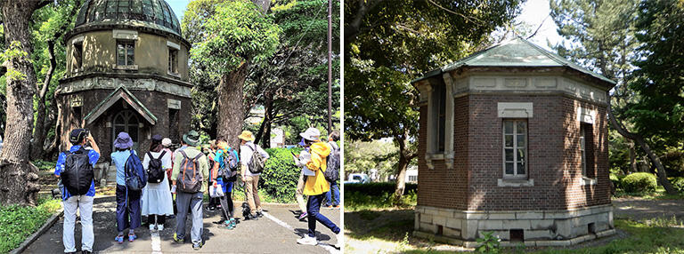 1903（明治36）年に建設された東京海洋大学の旧天文台。左が当時「東洋一」といわれた天体望遠鏡を備えていた第一観測台、右が子午線測定用の望遠鏡を備えていた第二観測台（撮影：左は宮田太郎。以下、特記以外は三上美絵）"