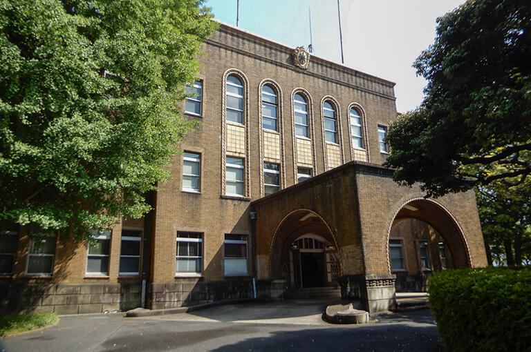 関東大震災で焼失した木造校舎の跡地に、1932（昭和7）年に竣工した東京海洋大学一号館。国の登録有形文化財