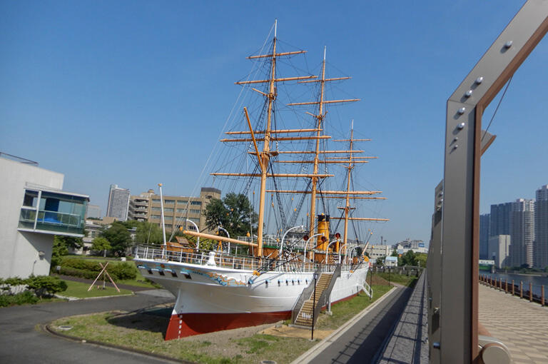 キャンパスに係留されている国の重要文化財の帆付汽船「明治丸」。日本最古の鉄船で、明治天皇も東北巡幸の際に乗船したという