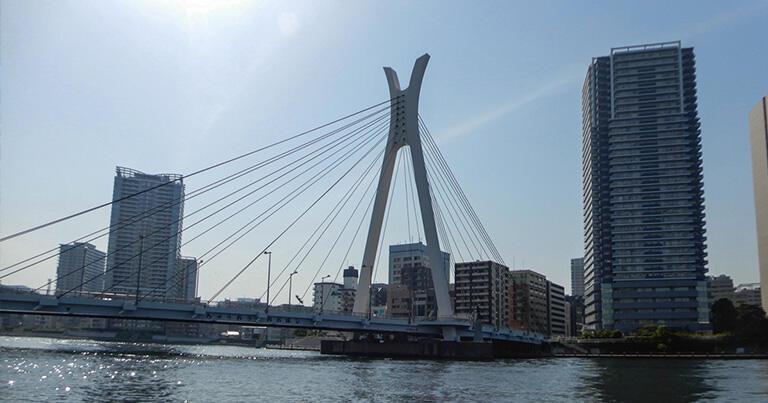 1993（平成5）年に架けられた中央大橋は、主塔から斜めに張ったケーブルで桁を支える「斜張橋（しゃちょうきょう）」。隅田川がセーヌ川と姉妹関係にある縁で、フランスのデザイン会社が設計した。主塔のデザインは、「兜」がテーマ
