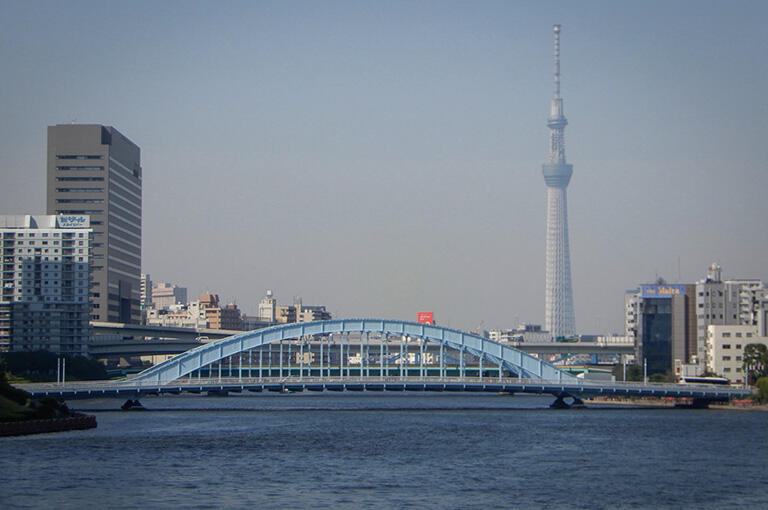 現在の永代橋は、帝都復興事業により1926（大正15）年に竣工したもの。創架は元禄時代で、明治時代のトラス鉄橋が関東大震災で被災し、架け替えられた。右奥に東京スカイツリーが見える