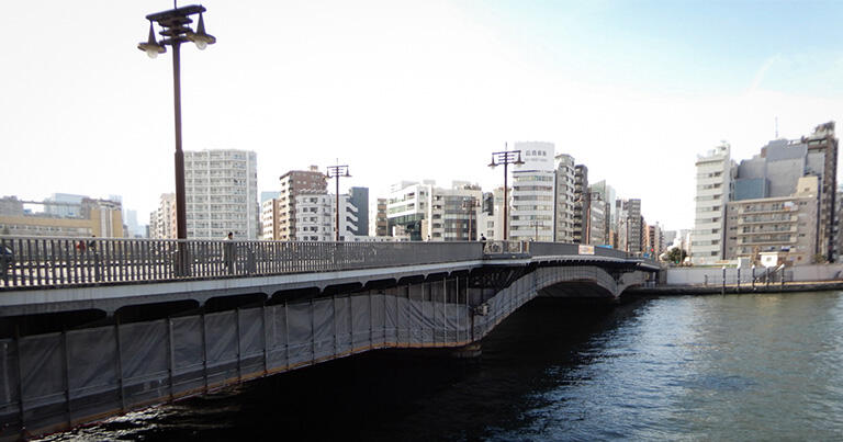 復興事業で1932（昭和7）年に完成した両国橋。現在は拡幅工事中（写真は2023年2月頃に撮影）