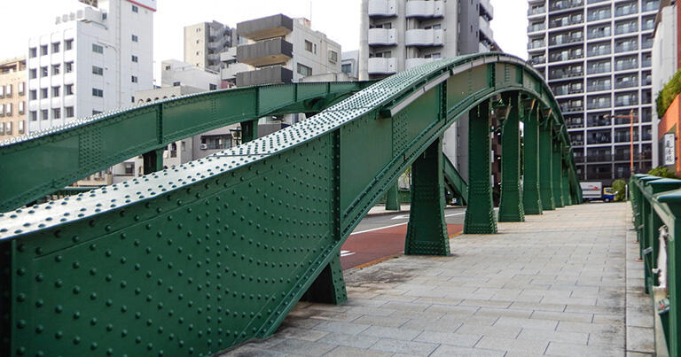 神田川の第一橋梁の柳橋。色も大きさも異なれど、デザインはプチ永代橋